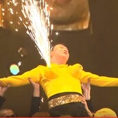 Η μόνη εξήγηση για αυτό; O Psy προσπαθεί να μοιάσει στη Μadonna και τη Miley Cyrus