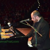 "Λιώμα σε γκρεμό" - Ιερέας στη Λέσβο τραγουδά Παντελίδη και αποθεώνεται