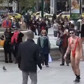 Ο ημίγυμνος τύπος που τραγουδάει στο Σύνταγμα