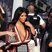 Η Κιμ Καρντάσιαν μας δείχνει τι συμβαίνει μέσα από το μπούστο της