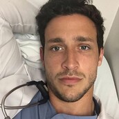 O πιο κούκλος γιατρός του κόσμου θέλει ραντεβού για καλό σκοπό