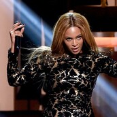 O Jay-Z σπρώχνει βίαια θαυμαστή που πλησίασε τη Beyoncé