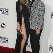 Η Chrissy Teigen τόλμησε το εφέ με τα σκισίματα χωρίς εσώρουχο, το ατύχημα έγινε, σχολιάστηκε και τελικά απαντά...