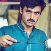 Ένας πλανόδιος γαλανομάτης πωλητής τσαγιού έγινε ο κορυφαίος σταρ στα social media της Ινδίας