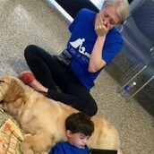 Η ιστορία πίσω από τη φωτογραφία μιας μητέρας, του γιου της και ενός σκύλου που συγκίνησε χιλιάδες ανθρώπους