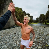 O Justin Bieber απολαμβάνει ολόγυμνος το μπάνιο με τη σύντροφό του (ΝSFW)