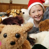 Ο 12χρονος Campbell έμαθε μόνος του να φτιάχνει λούτρινα παιχνίδια για να τα χαρίζει σε άρρωστα παιδιά