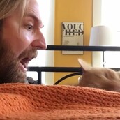 Ο τύπος που αποφασίζει να «εκδικηθεί» το γάτο του που τον ξυπνά τα ξημερώματα νιαουρίζοντας έχει τρελάνει το ίντερνετ