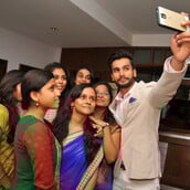 Ο Rohit είναι 27 ετών και μόλις έγινε ο πρώτος Ινδός που κερδίζει τον τίτλο του πιο όμορφου άντρα στον πλανήτη