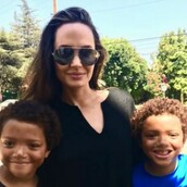 Η Αντζελίνα Τζολί σταμάτησε στη μέση του δρόμου για να αγοράσει έναν λούτρινο αρκούδο από δύο μικρά παιδιά