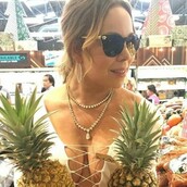 Τι δεν πάει καλά με τη φωτογραφία της Μαράια Κάρεϊ και γιατί κάποιοι γελάνε με το photoshop