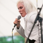 Μποέμικο Σαββατοκύριακο στο γκάρντεν πάρτι της Cindy Sherman στα Χάμπτονς