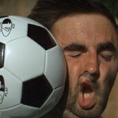 Χτύπημα μπάλας στο πρόσωπο, αλλά σε βίντεο slow motion