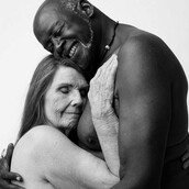 Η αφτιασίδωτη αγάπη και η αγκαλιά του ζευγαριού που συγκίνησε χιλιάδες ανθρώπους