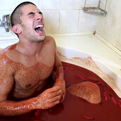 O τύπος που έκανε μπάνιο σε καυτή σάλτσα θα μπορούσε να είχε πεθάνει με φριχτό τρόπο