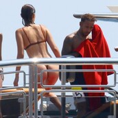 Η καλοπέραση συνεχίζεται στο Μονακό: Η Μπέλα Χαντίντ με τον Λιούις Χάμιλτον στο πολυτελές του γιοτ