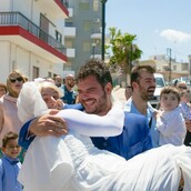 Φίλος του γαμπρού ντύθηκε νύφη και το ρύζι έπεφτε με μπουλντόζα σε γάμο στην Κρήτη