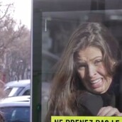 Αυτή η καταπληκτική διαδραστική διαφήμιση σε κάνει ήρωά της καθώς, τρομαγμένος, περνάς το δρόμο