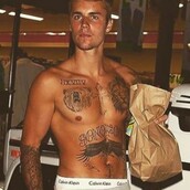 Ο Τζάστιν Μπίμπερ το τερμάτισε με τα τατουάζ- Χτύπησε ένα γκοθ σε όλο του το στήθος