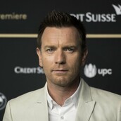 Χωρίζουν ο Γιούαν Μακ Γκρέγκορ και η Εύη Μαυράκη - Φωτογραφία με φιλί του ηθοποιού σε άλλη γυναίκα προκάλεσε χαμό στα ταμπλόιντς