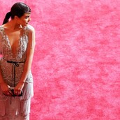 Η Olivia Culpo δίνει συμβουλές για την ιδανική πόζα με outfit και αποκαλύπτει το μυστικό για τέλειες selfies