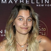 Η Πάρις Τζάκσον ανέβασε φωτογραφία με τα αξύριστα πόδια της στο Instagram και προκάλεσε ξανά σχόλια