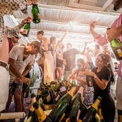 Το Νammos ετοιμάζεται για νέο ρεκόρ ταμείου με 1000+1 νύχτες, Ρέμο, άραβες τραγουδιστές και διάσημη χορεύτρια οριεντάλ