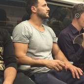 Αυτή η ιστοσελίδα είναι γεμάτη όμορφους άντρες που τους φωτογράφισαν κρυφά στο μετρό - αλλά μάλλον τους αρέσει