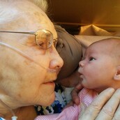 10 φορές που ηλικιωμένοι κράτησαν στην αγκαλιά τους ένα νεογέννητο και απλώς μας έκαναν να κλάψουμε