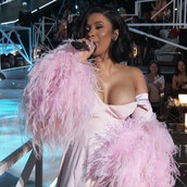 Πρόβλημα με το φόρεμα! - Το ρούχο της Cardi B ήθελε να κάνει τα δικά του