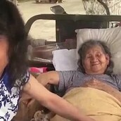 Η γλυκόπικρη ιστορία του άντρα ο οποίος παριστάνει την αδερφή του, που έχει πεθάνει, για να μην στενοχωριέται η άρρωστη μητέρα του