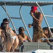 Ο Λούις Χάμιλτον ζει ένα ασταμάτητο πάρτι στην Καραϊβική