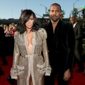 H Κιμ Καρντάσιαν αποχαιρετά τον Χιου Χέφνερ με φωτογραφίες της από το Playboy ( NSFW)