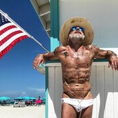 Gianluca Vacchi: To πάρτι-άνιμαλ πενηντάρισε, χώρισε, κυκλοφορεί με νέο αμόρε και ακόμη χορεύει (nsfw)