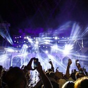 Οι Άραβες και οι Έλληνες στο πάρτι του Nammos με τον Ρέμο, o τιμοκατάλογος και φωτογραφίες από το χλιδάτο πάρτι στην Ψαρού