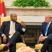 Ο Τραμπ μόλις φόρεσε αυτό που κανείς άντρας δεν πρέπει να δοκιμάσει και το ίντερνετ «γλεντάει»