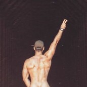 Ο «Mr. Outdoors» ποζάρει γυμνός δείχνοντας τα οπίσθιά του για έναν πολύ σημαντικό σκοπό