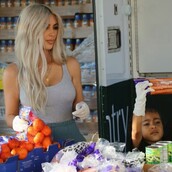 Η Κιμ Καρντάσιαν με φόρμες και γάντια στα χέρια μοίρασε τρόφιμα σε άστεγους του Λος Άντζελες παρέα με την 4χρονη Νορθ