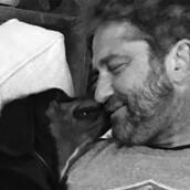 Ο Τζέραρντ Μπάτλερ υιοθέτησε έναν αδέσποτο σκύλο που συνάντησε τυχαία στη Βουλγαρία