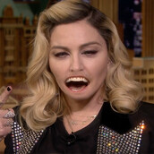 Χρειάστηκαν μόνο δύο λέξεις για να μιμηθεί τέλεια η Μαντόνα την Κιμ Καρντάσιαν