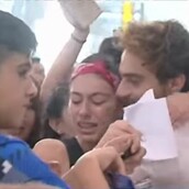 Χαμός για τον Μάριο στο αεροδρόμιο της Λάρνακας - Χειροκροτήματα, συνθήματα και κλάματα (!) στην επιστροφή του «τρελού Κύπριου»