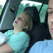 Κορίτσια, μην κοιμάστε στη θέση του συνοδηγού, μπορεί να καταλήξετε ανέκδοτο