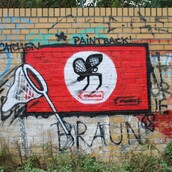 Στο Βερολίνο κάποιος βρήκε τον τρόπο να διαγράψει τις σβάστικες στους τοίχους