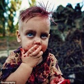 Έντυσε τον γιο της ζόμπι και τον φωτογράφισε να τρώει σάρκες, προκαλώντας οργή, όμως ο λόγος ήταν συγκινητικός