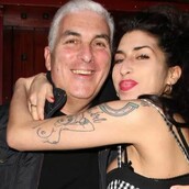 Ο πατέρας της Amy Winehouse λέει πως τον επισκέπτεται συνέχεια το φάντασμα της κόρης του