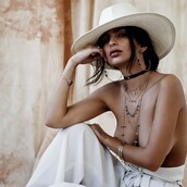 Η Emily Ratajkowski δηλώνει πως μπορεί να είναι σέξι και μαζί φεμινίστρια και δημοσιεύει αισθησιακές φωτογραφίες με τα μαγιό της