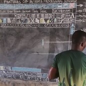 Δάσκαλος στην Γκάνα διδάσκει Πληροφορική σε μαυροπίνακα και ζωγραφίζει στο χέρι όλο το MS Word