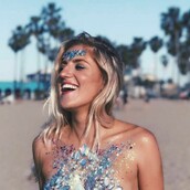 Ξεχάστε μπικίνι και κροπ τοπ ή και όχι: Τα «Glitter Boobs» είναι η τελευταία τάση στο Instagram