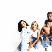 Η Κιμ Καρντάσιαν (περίπου) διέγραψε όλες τις χριστουγεννιάτικες φωτογραφίες στο Instagram