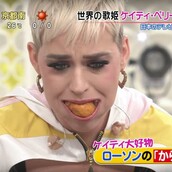 Η Κέιτι Πέρι έβαλε 7 κοτομπουκιές ταυτόχρονα στο στόμα της στον αέρα ιαπωνικής εκπομπής